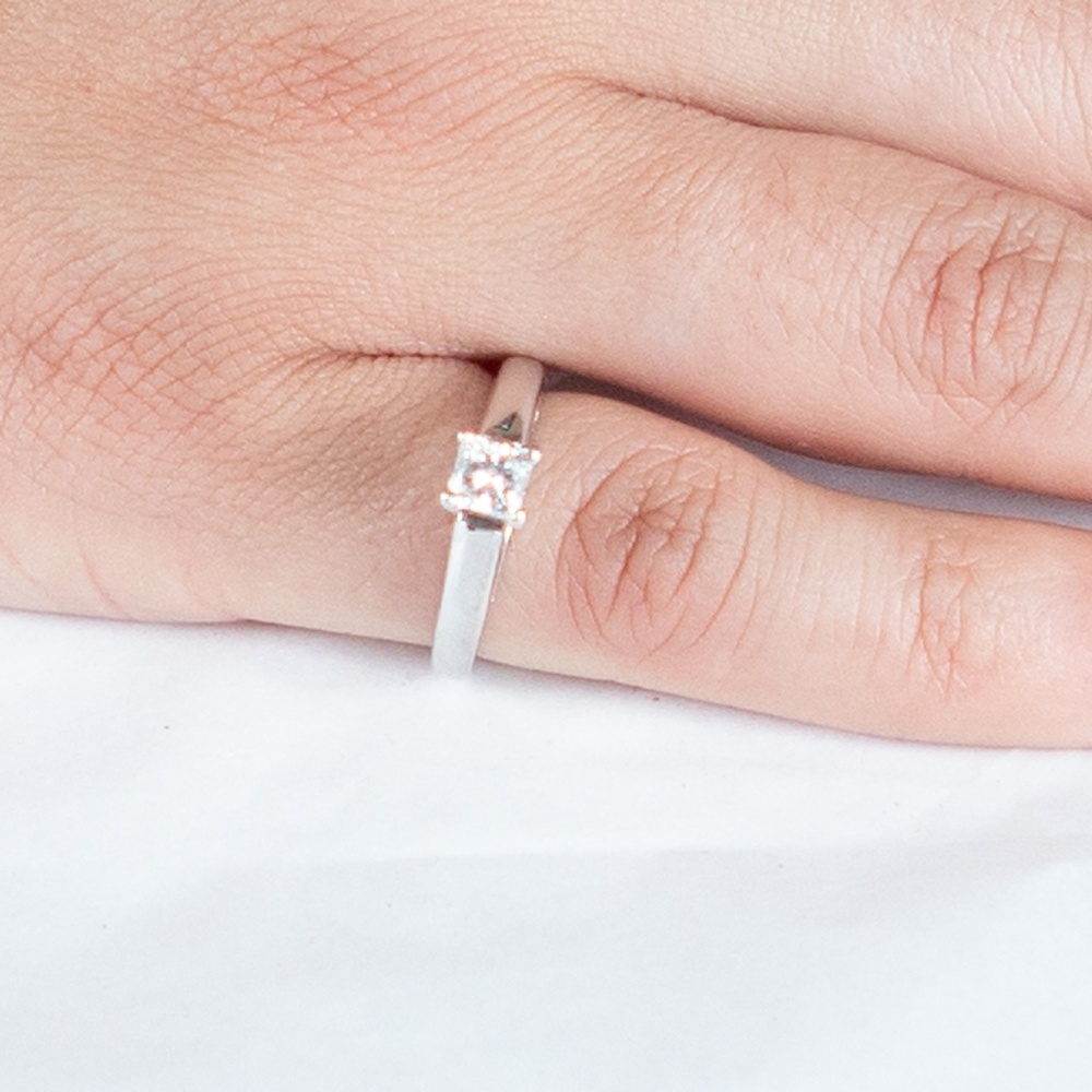 14k  white gold diamonds solitaire ring - Picture 2 of 5